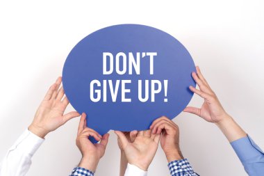 konuşma balonu tutan insanlar