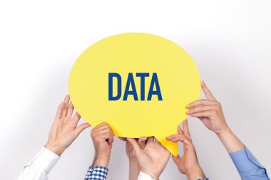 konuşma balonu tutan insanlar