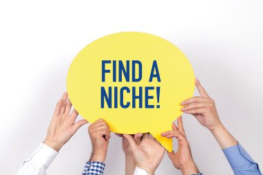 konuşma balonu tutan insanlar