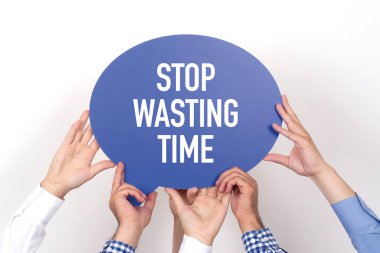 konuşma balonu tutan insanlar