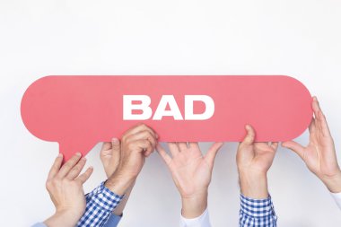 konuşma balonu tutan insanlar