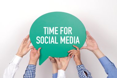 konuşma balonu tutan insanlar