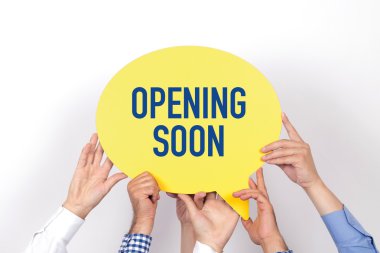 konuşma balonu tutan insanlar