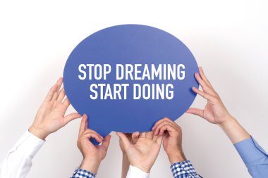 konuşma balonu tutan insanlar