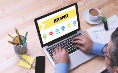 Dizüstü bilgisayarda çalışan iş adamı