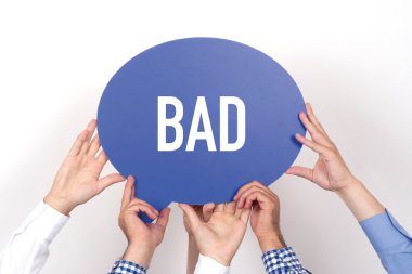 konuşma balonu tutan insanlar