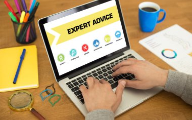 Konsept dizüstü bilgisayar ekranında