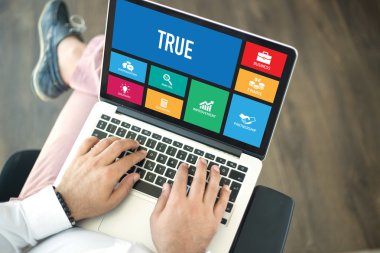 Bir ofiste dizüstü bilgisayar kullanan kişiler