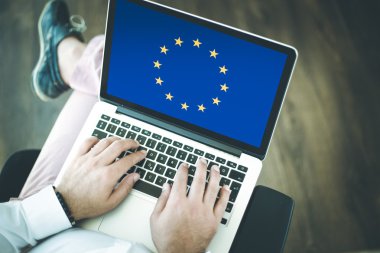 dizüstü bilgisayar kullanan adam