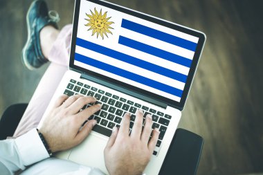 dizüstü bilgisayar kullanan insanlar