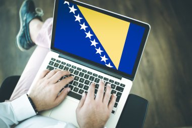 dizüstü bilgisayar kullanan insanlar