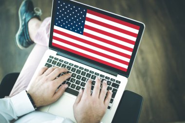 dizüstü bilgisayar kullanan insanlar