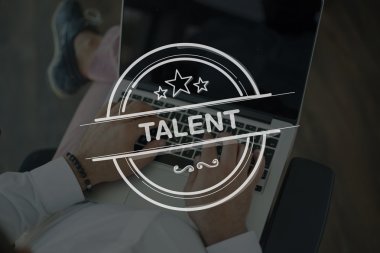 dizüstü bilgisayar kullanan insanlar 