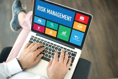 Bir ofiste dizüstü bilgisayar kullanan kişiler