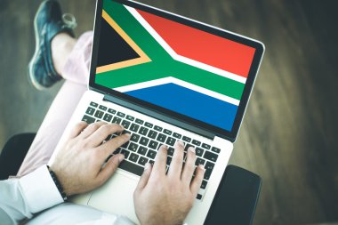 dizüstü bilgisayar kullanan insanlar