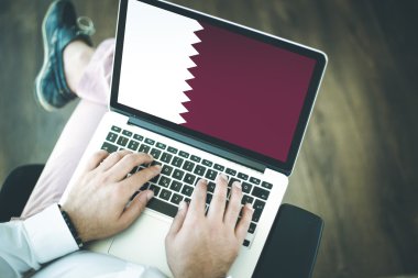 dizüstü bilgisayar kullanan insanlar