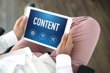 tablet pc kullanan kişiler