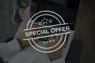 dizüstü bilgisayar kullanan insanlar 