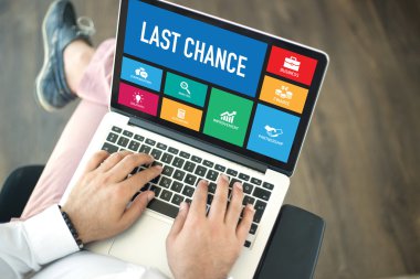 Bir ofiste dizüstü bilgisayar kullanan kişiler