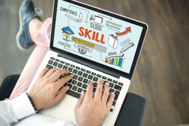 dizüstü bilgisayar kullanan insanlar