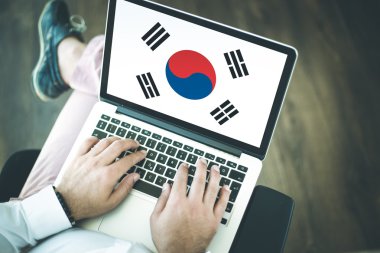 dizüstü bilgisayar kullanan insanlar