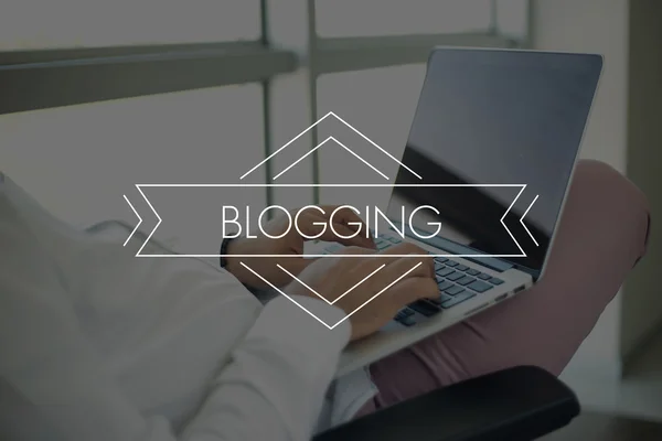 Mensen met behulp van de Laptop en Blogging Concept — Stockfoto