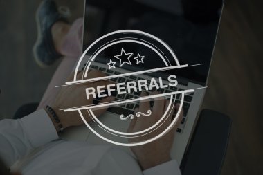 dizüstü bilgisayar kullanan insanlar