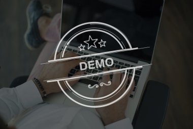 dizüstü bilgisayar kullanan insanlar