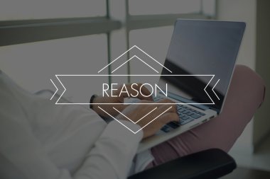 dizüstü bilgisayar kullanan insanlar