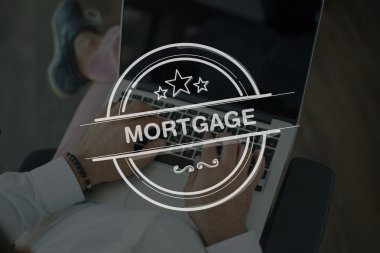 dizüstü bilgisayar kullanan insanlar