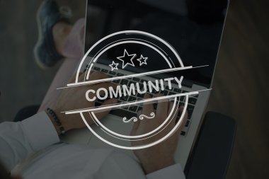 dizüstü bilgisayar kullanan insanlar