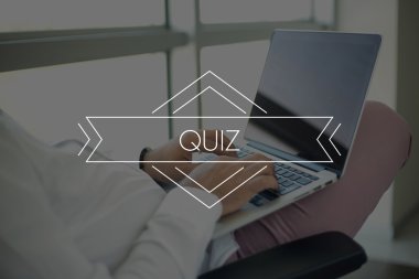 dizüstü bilgisayar kullanan insanlar