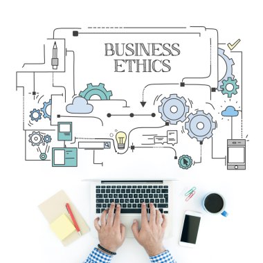 Çalışma alanı üzerinde dizüstü bilgisayar kullanan adam