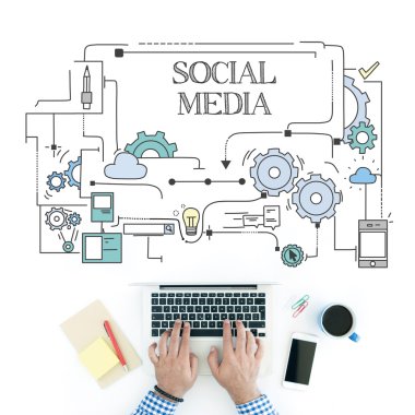 Çalışma alanı üzerinde dizüstü bilgisayar kullanan adam