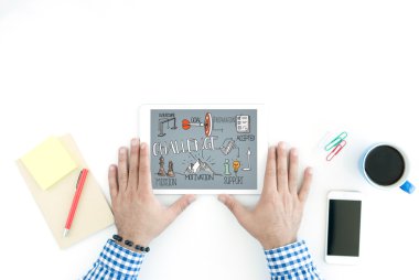 Eller ve metin ile dijital tablet