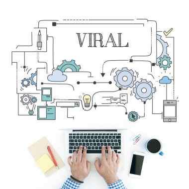 Çalışma alanı üzerinde dizüstü bilgisayar kullanan adam