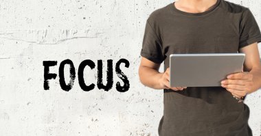 genç adam Tablet PC'yi kullanma 