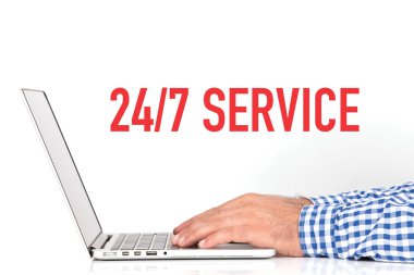 genç adam laptop ile çalışma