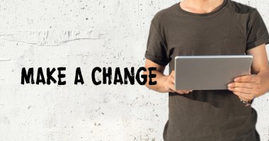 genç adam Tablet PC'yi kullanma 