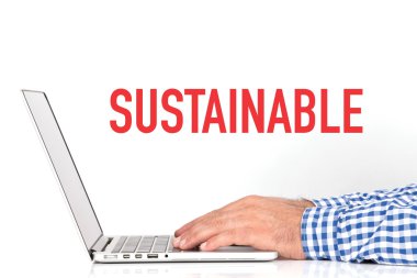 genç adam laptop ile çalışma