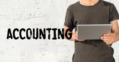 genç adam Tablet PC'yi kullanma 