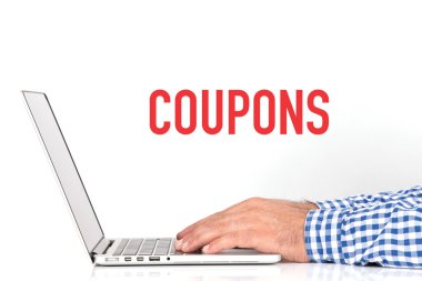 genç adam laptop ile çalışma