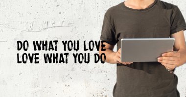 genç adam Tablet PC'yi kullanma 