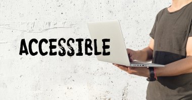 Genç adam dizüstü bilgisayar kullanıyor