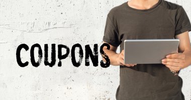 genç adam Tablet PC'yi kullanma 