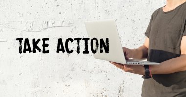 Genç adam dizüstü bilgisayar kullanıyor