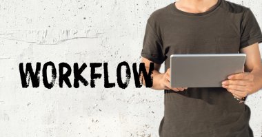 genç adam Tablet PC'yi kullanma 