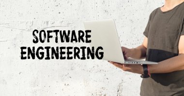 Genç adam dizüstü bilgisayar kullanıyor