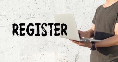 Genç adam dizüstü bilgisayar kullanıyor