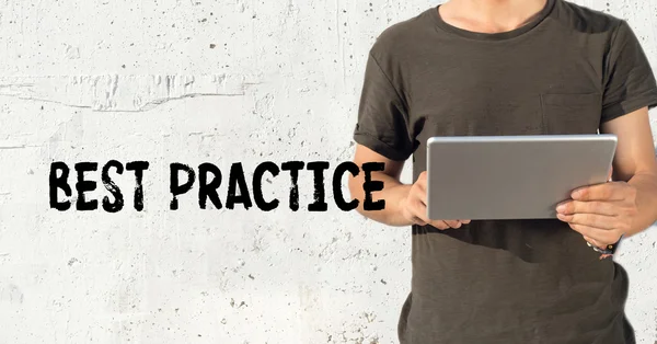 Hombre joven usando tableta pc — Foto de Stock